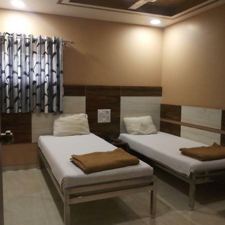 Hotel Crystal Сурат Экстерьер фото
