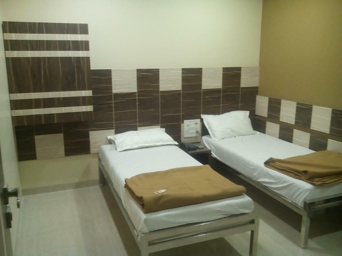 Hotel Crystal Сурат Экстерьер фото